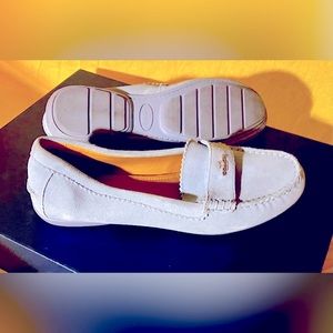 Woma’s blue suede coach loafer in a 9.5